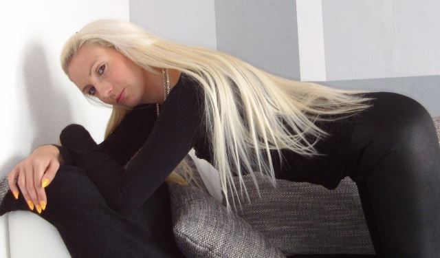 Versaute Teenie Girl SexyJulia21 filmt sich beim Pinkeln