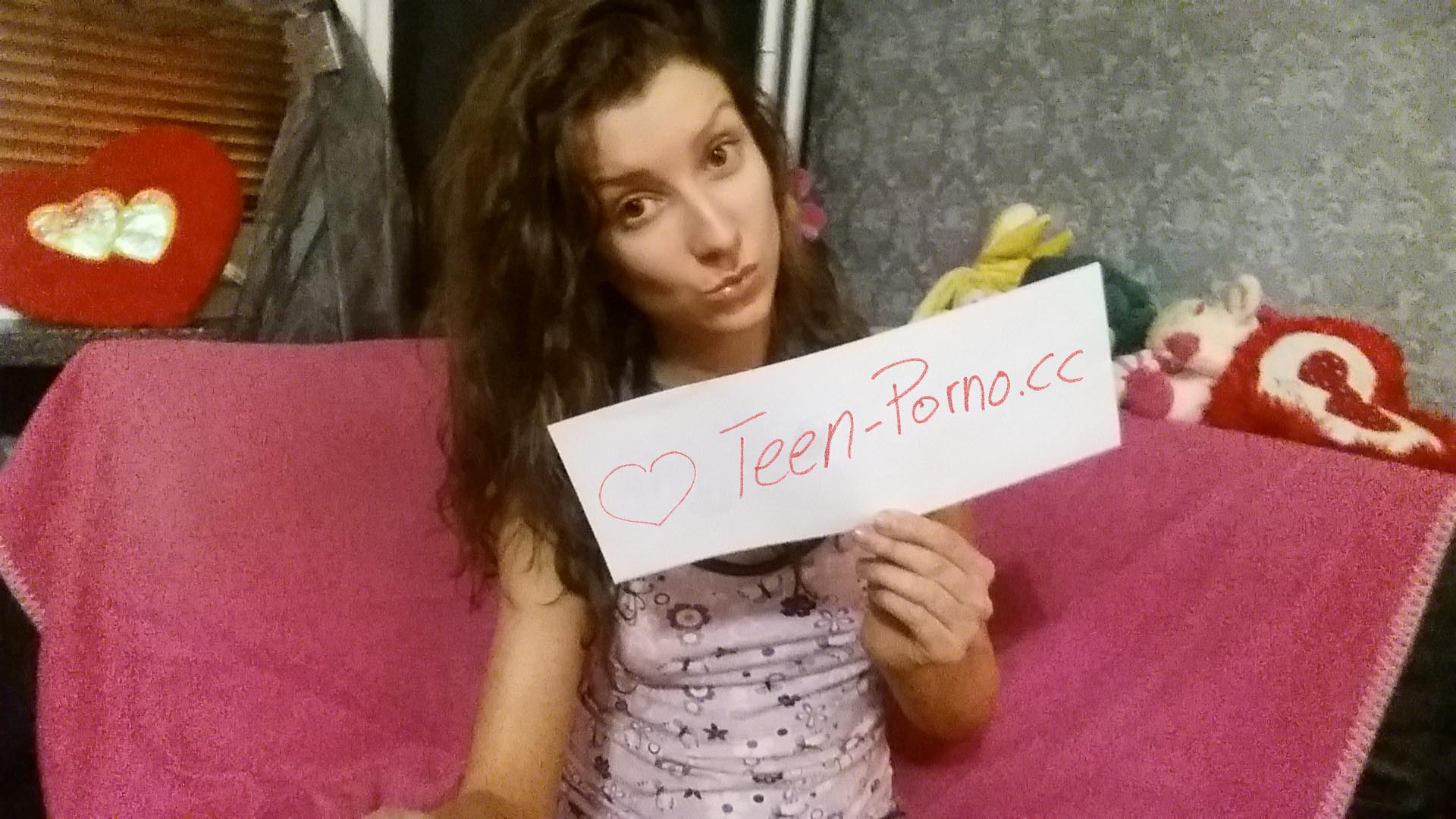 TennyWinnie18 - Noch Jungfrau und belässt gerne Schwänze. Geiles privates Sex Video vom ersten Blowjob