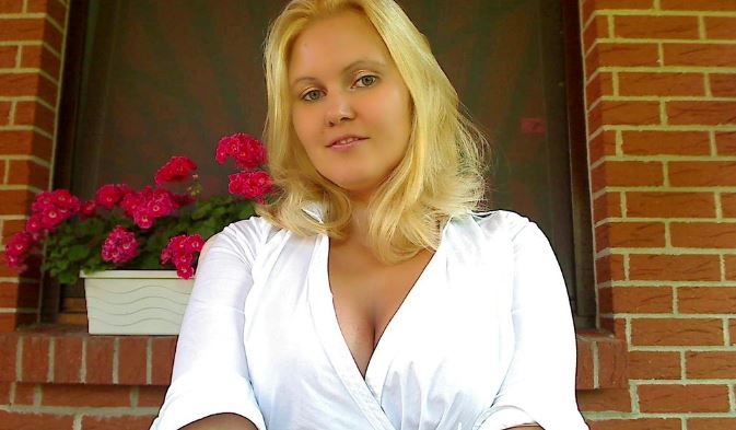  Die geile versaute Blondine sucht eine Affäre Hast Du Lust auf eine geile, versaute Blondine? Ich heiße Susi und bin 28 jahre alt und komme aus Frankfurt. Ich gehe mit dem Thema Sex ziemlich freizügig um und lebe meine Sexualität aus. Ich zeige mich gerne nackt und habe auch gerne Sex im Freien. Hast Du Lust darauf, vor mir Deinen dicken prallen Schwanz zu wichsen und Deine Wichse auf meinen geilen, heißen, Körper zu spritzen? Allein der Gedanke daran, lässt meine feuchte, enge Muschi richtig wach werden. Willst Du zuschauen, wie ich es mir so richtig besorge? Ich habe von mir einige geile Videos gemacht, wie ich es mir selbst besorge. Schau mir zu wie ich mit einem von meinen vielen Dildos meine feuchte Fotze und meinen geilen engen Arsch verwöhne. Am liebsten wäre mir natürlich ein richtiger harter Schwanz. Zurzeit bin aber Single und hatte schon länger keinen harten Penis mehr in meiner Muschi. Ich würde so gerne mal wieder so richtig geil Ficken. Ich liebe es im Freien in der Natur zu Bumsen. Komm doch mal auf mein Amateur Profil und schau dir meine ganzen Bilder und die Videos an. Wenn Du willst, dann können wir auch miteinander geil Chatten oder und für einen Fick verabreden. Vergiss aber Deinen geilen, prallen Schwanz nicht mitzunehmen! Deine Dirty Susi 