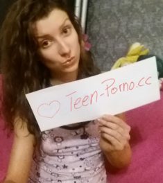 TennyWinnie18 – Noch Jungfrau und belässt gerne Schwänze. Geiles privates Sex Video vom ersten Blowjob